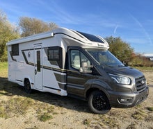 Wohnmobil mit Einzelbetten und Hubbett