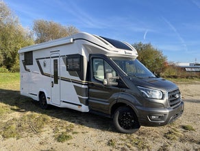 Wohnmobil mit Einzelbetten und Hubbett