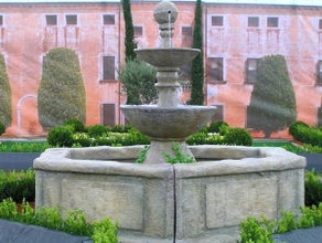 Brunnen, Steinbrunnen, Dorfbrunnen, Marktplatzbrunnen, Dorfplatzbrunnen, Dekoration, Event