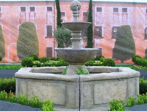Brunnen, Steinbrunnen, Dorfbrunnen, Marktplatzbrunnen, Dorfplatzbrunnen, Dekoration, Event