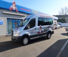 Ford Transit Lang als 9 Sitzer Bus mit Ladefläche und Anhängerkupplung .