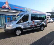 Ford Transit Lang als 9 Sitzer Bus mit Ladefläche und Anhängerkupplung .