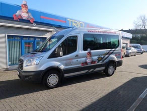Ford Transit Lang als 9 Sitzer Bus mit Ladefläche und Anhängerkupplung .