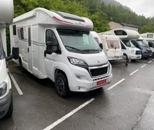 Teilintegriertes Wohnmobil mit Queensbett