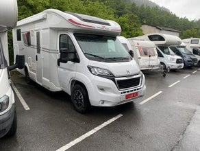 Teilintegriertes Wohnmobil mit Queensbett