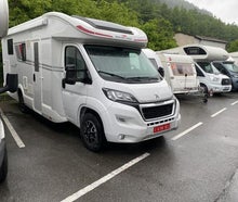 Teilintegriertes Wohnmobil mit Queensbett