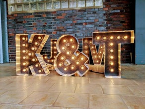 Leuchtbuchstaben mieten, verschiedene Größen – XXL & Tisch-Variante | Vintage-Style Buchstaben & Zahlen für Hochzeit und Events