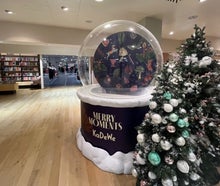 Acryl Schneekugel | XXL Schneekugel aus Acryl | begehbare Schneekugel | XXL Snowglobe | Riesen Schneekugel aus Acryl mieten | Schneekugel mit Foto Aktion | Fotobox | Photo Booth