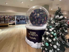 Acryl Schneekugel | XXL Schneekugel aus Acryl | begehbare Schneekugel | XXL Snowglobe | Riesen Schneekugel aus Acryl mieten | Schneekugel mit Foto Aktion | Fotobox | Photo Booth