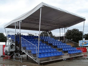mobile-stand-122C  die kostengünstige Profitribüne für Ihr Event  - Trailertribüne mit 122 Einzelsitzplätzen  Breite 8,50m  Tiefe: 6,30m  Höhe: 4,90m