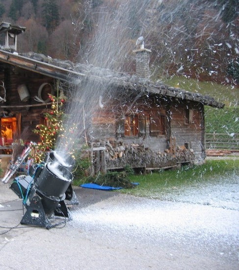 Schneekanone mieten für Schneefall und winterlichen Spaß