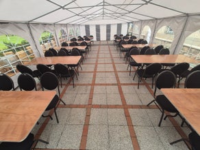 Gepolsterte Stühle, Banketttische & Stehtische mieten | Eventmöbel
