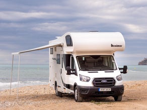 Wendiges Familienwohnmobil - für bis zu 5 Personen- mit gr. Kühl-Gefrierkomination, Backofen, Rückfahrsensoren, Fahrradträger, Markise