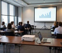 Präsentationstechnik mieten ab 89 €: Beamer, Leinwand, Mikrofon und Rednerpult für Seminar und Tagung ✓ kautionsfrei