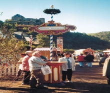 Nostalgie Maibaum mit Stehtisch