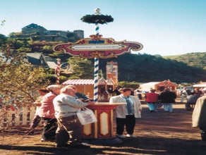 Nostalgie Maibaum mit Stehtisch