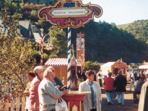 Nostalgie Maibaum mit Stehtisch