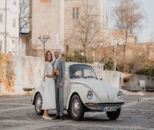 Weißen VW Käfer Oldtimer aus den 70ern als Hochzeitsauto mieten. Selbstfahrer oder mit Chauffeur!