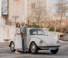 Weißen VW Käfer Oldtimer aus den 70ern als Hochzeitsauto mieten. Selbstfahrer oder mit Chauffeur!