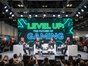 Exklusives Loungesofa mieten (Weiß) – Elegantes Business-Sofa für Messen & Events - Galerie - Bild 4
