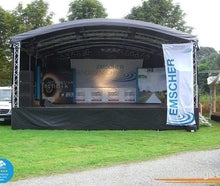 Die kostengünstige Rundbogen-Bühne für Ihr Event - 55m² große Open-Air-Trailerbühne