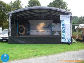 Die kostengünstige Rundbogen-Bühne für Ihr Event - 55m² große Open-Air-Trailerbühne