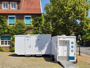 verschiedene Toilettenwagen WC Wagen, bis 1500 Gäste, auch barrierefrei rollstuhlgerecht