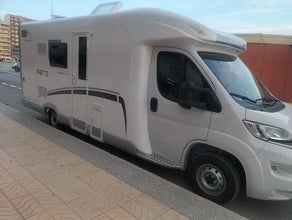 Teilintegriertes Wohnmobil mit 6 Plätzen