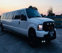 Stretchlimousine Hummer / Ford Excursion in weiß, Luxus pur, Roter Teppich und Getränke kostenlos incl.! Zudem dürfen Sie kostenlos eigene Getränke mitbringen!