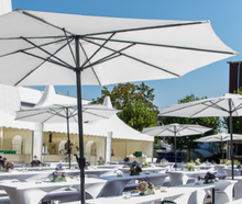 Sonnenschirm 4 m grau mieten – Marktschirm, Großschirm, Terrassenschirm, Schattenspender