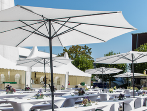 Sonnenschirm 3 m grau mieten – Marktschirm, Großschirm, Terrassenschirm, Schattenspender
