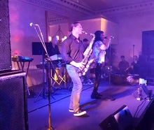 Tontechniker (für live) mit Equipment und Beschallungsanlagen