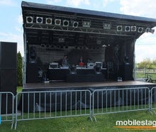 Die kostengünstige Profibühne für Ihr Event - 43m² große Open-Air-Trailerbühne