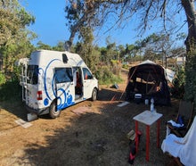 Campingbus mit Hochdach und Hochbett - Viel Platz für zwei bis drei Personen! Schick, praktisch und besonders.