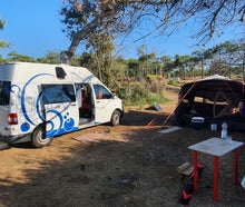 Campingbus mit Hochdach und Hochbett - Viel Platz für zwei bis drei Personen! Schick, praktisch und besonders.
