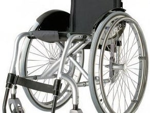Rollstuhl, speziell für gebrochene Beine