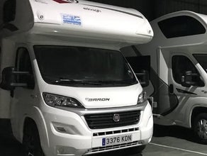 Elnagh Baron 26 G - Großer Alkoven-Camper mit Heckgarage und Platz für 6
