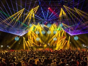Lasershow mit 3 Full RGB Projektoren und Live Operator