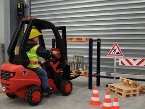 Kinder Gabelstaplerfahren / Spielzeugstapler für Kinder im Verleih