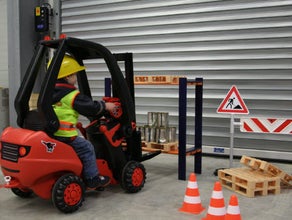 Kinder Gabelstaplerfahren / Spielzeugstapler für Kinder im Verleih