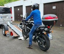 Spezial hochwertiger Motorradanhänger, PKW Anhänger 750 kg, Kippbar, Blitzlader, 100 km/h Zulassung mieten Vermietung