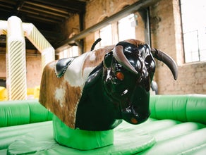 Bull Riding, Rodeo Reiten, Surfing Simulator für Geburtstag, Hochzeiten und Feiern jeglicher Art