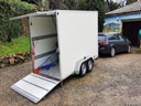 Kofferanhänger Motorradanhänger für 2-4 Motorräder hydr. absenkbar