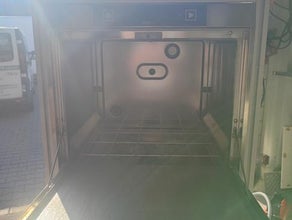Spülmaschine im Gestell für Gläserkörbe