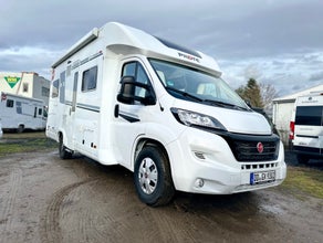 teilintegriertes Wohnmobil mit geräumigem Badezimmer und Backofen