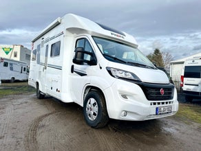 teilintegriertes Wohnmobil mit geräumigem Badezimmer und Backofen