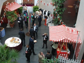 Jahrmarkstdekoration mit Markststand im nostalgischen Stil Weihnachtsmarkt