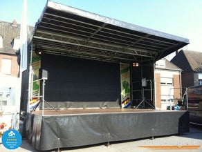 Die kostengünstige Profibühne für Ihr Event - 30m² große Open-Air-Trailerbühne