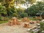 Rustikaler Stehtisch mieten – Holzbohlen-Tisch für Vintage & Outdoor Events - Galerie - Bild 4