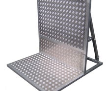 Crash Barrier, Absperrung, Crashbarrier, Stage Barrier, Stagebarrier, Demogitter, Bühnengitter, Grabengitter, mobile Absperrung, Absperrungen, Barricade, Barricades, Barrikade, Blockade, Wellenbrecher, Bühnenbarrikade,Bühnengitter